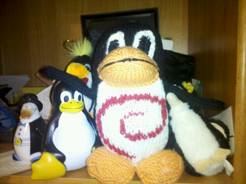 Knitted Debian Tux